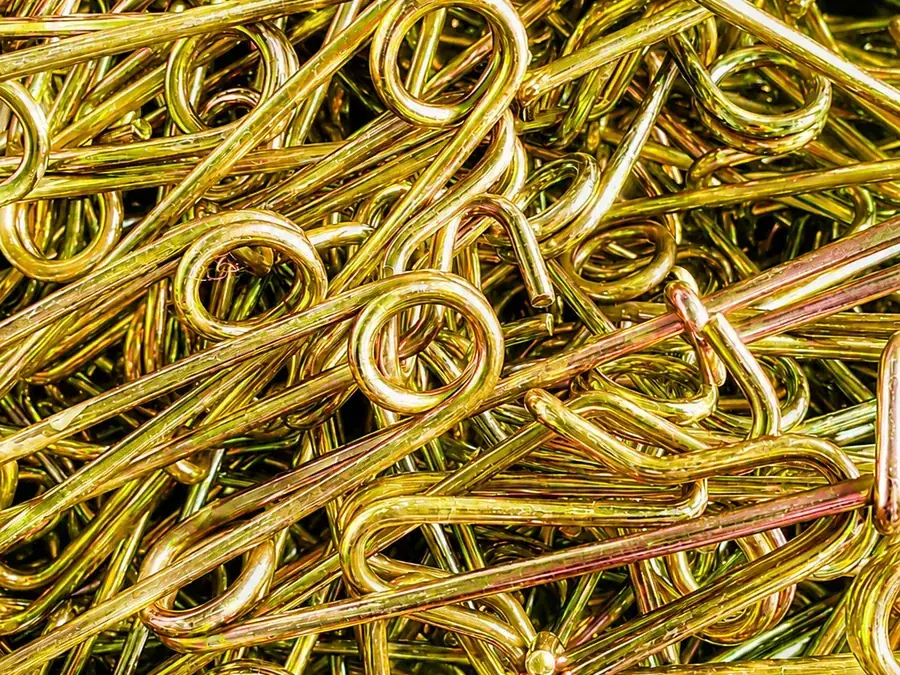 Zinco amarelo — Peças de arame conformado com passivação amarela, tratamento realizado pela Artec Galvanotécnica