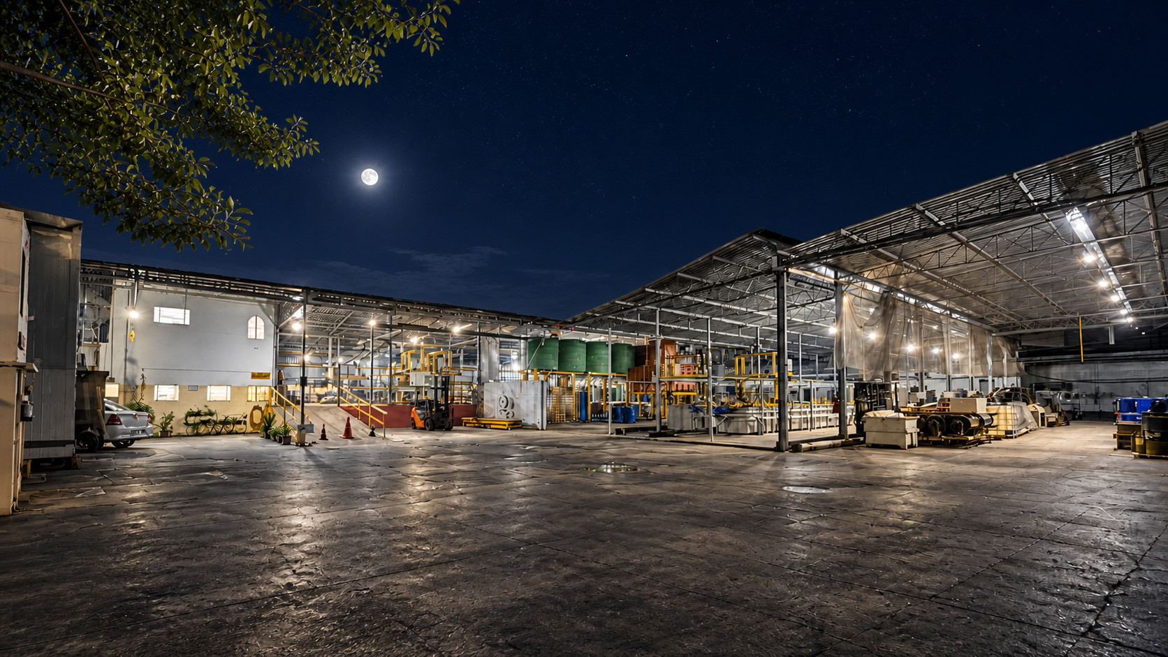 Vista noturna dos galpões e da área de produção da Artec Galvanotécnica