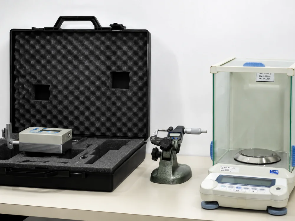 Balança analítica, micrômetro digital e instrumentos de medição do laboratório da Artec